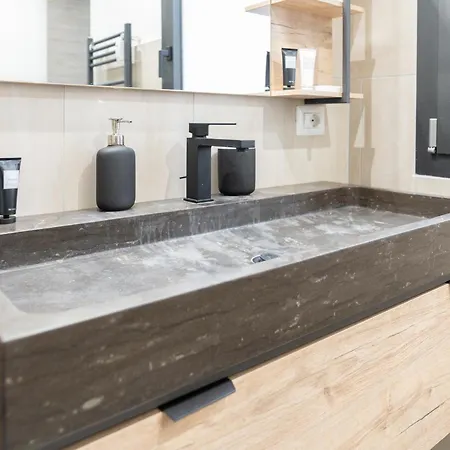 Penthouse With Panoramic Terrace -3 Min To Metro A *